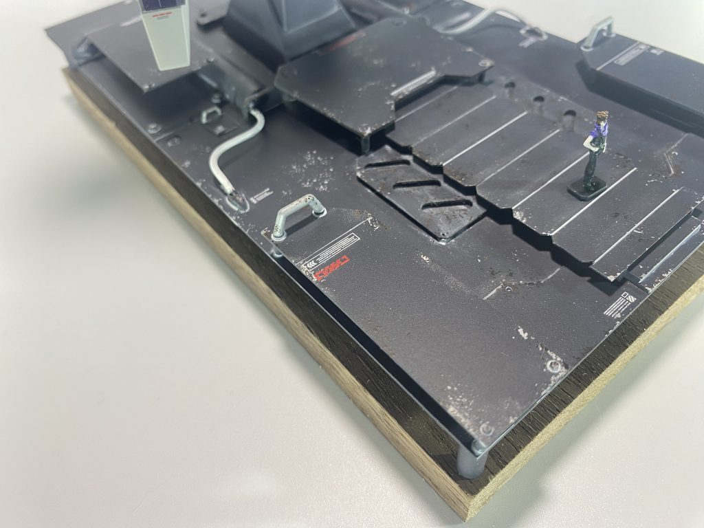 台座からもプラ板からのフルスクラッチで本体のフルスクラッチ部分などと本体だけでなく全体で中和するよう制作し作風に合うようなデザイン構成にしています!