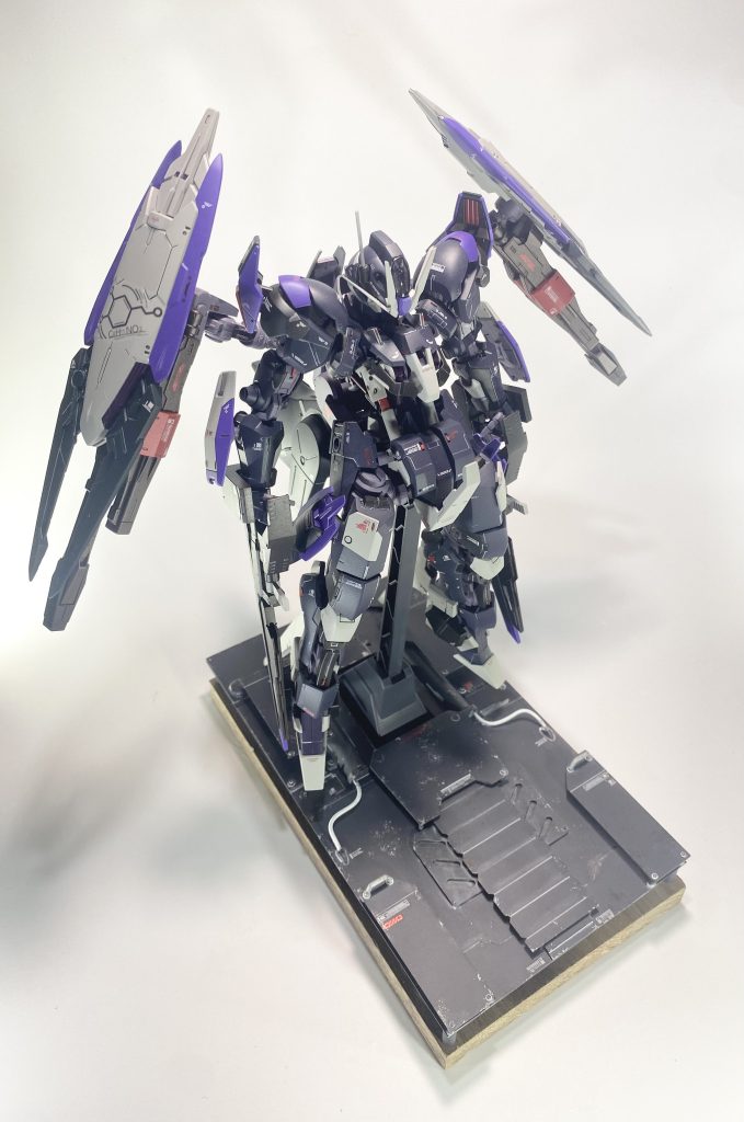 第二装備は本体背中側に武装をメインで装備する形で全体のアウトラインを変えガラッと印象を変えるように制作しています!オリジナルデカールなども貼り「俺」のガンプラ感を強くしています!