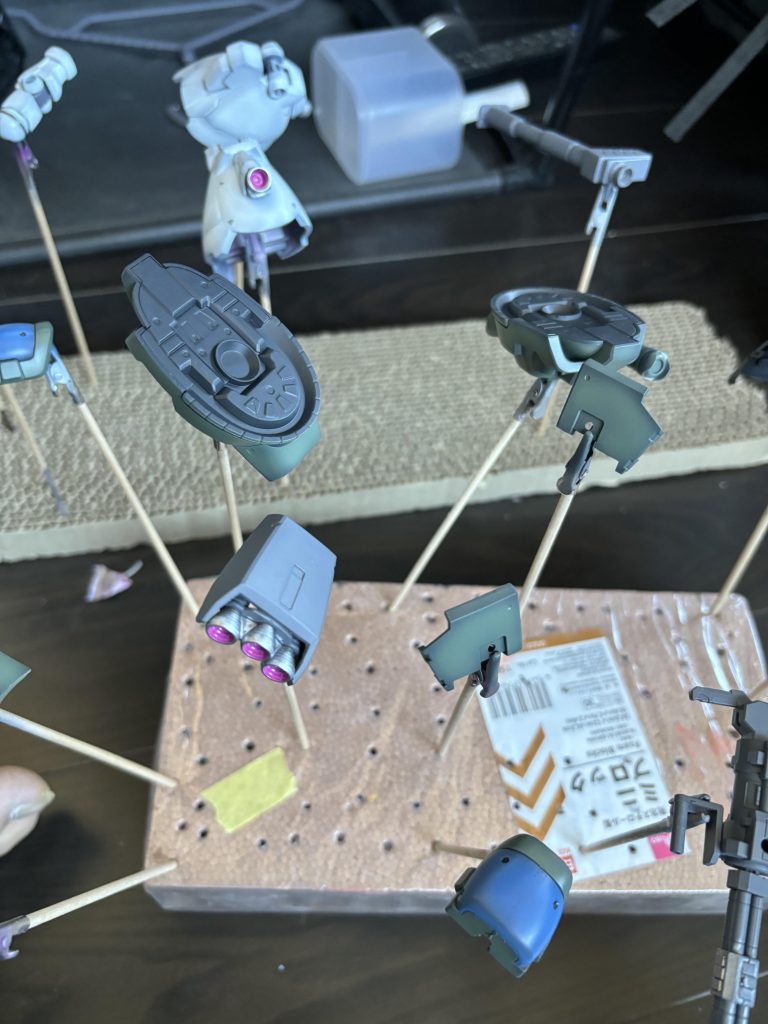 塗装はブラック下地のグラデーション塗装で白と緑メインのカラーリングです。関節:メカサフヘヴィ下地色:黒サフ+メカサフヘヴィ少量白:グランプリホワイト緑:ザクディープグリーン青:MSライトブルーピンク:水星魔女ピンク