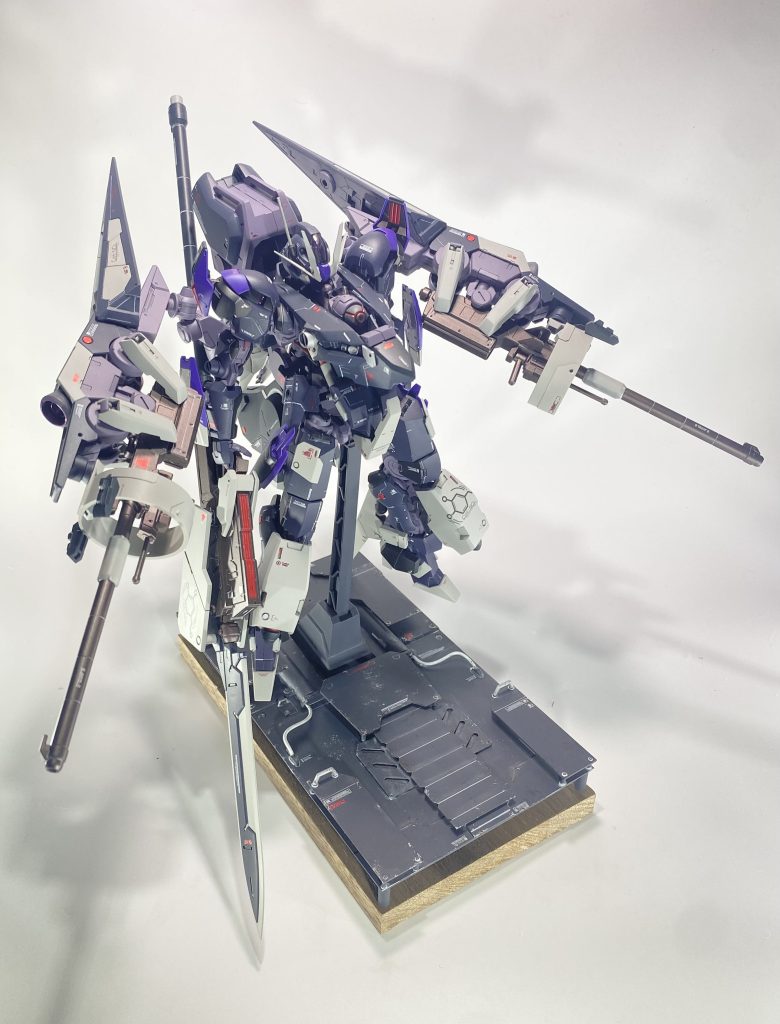 最終装備ブーケは1/100でも王型の装備が欲しいと思い勢いで製作を開始してなんとか形になった携帯です!第二形態でも十分だったのですがこちらも第二と差別化を図るべく全体のアウトラインを変えるのを意識してパーツ配置していまし!武装もこのために参加からの制作です!