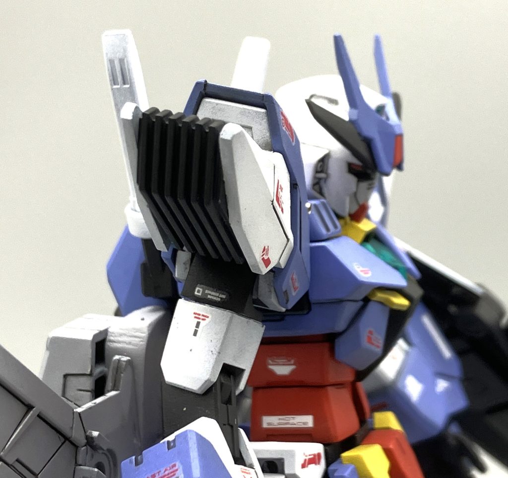 肩部に放熱フィンを搭載して高燃費化した移動能力や武装のオーバーロードを抑える。