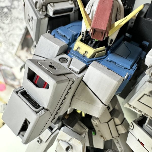 　旧キットFA-ZZ進捗。　胸部増加装甲の制作です。中央部分はSガンダムやディープストライカー並みの大型Ⅰフィールド発生器にしていきます。中空構造にして中にはそれっぽくメカを突っ込み、下部はシイタケモールドで冷却ユニット風に。左右のミサイルポッドはキットのパーツをそのまま使ってあります。もう元キットのパーツ、何％使ってるんだろう？ぐらいの生存率。腹部のコクピットハッチ周りも追加装甲。ほかの場所に比べて、一番重要な部分が薄そうなのは問題ですが…引き締まったウエスト。カッコイイは正義。（1枚目）