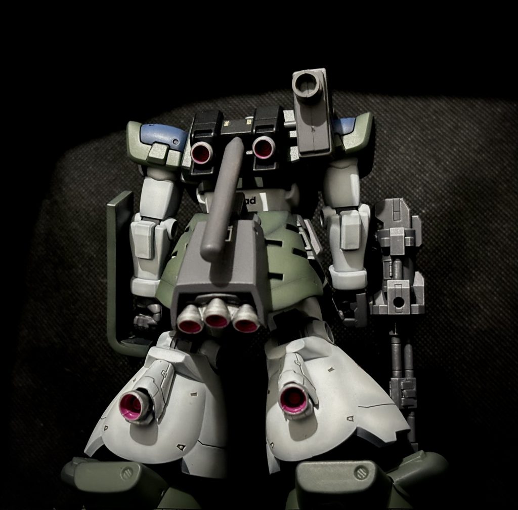 武器や装甲をつけた分重量が増すのでその分スラスターや航続距離が伸びるようにプロペラントタンクを増設しています。バズーカを手持ちより肩にマウントしています。リアスカート部分にジャンクパーツを組み合わせて追加スラスターを作成しました!脚部のスラスターはビルダーズパーツになります。