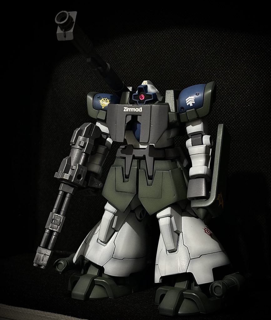 胸と腰にプラバンで追加装甲を増設しています。シールドもザクの物を流用して攻守両方できるように強化しています。前線での攻撃、中後方援護共に対応可能な機体にすべくとある大尉自らカスタマイズされた機体...という設定ですw