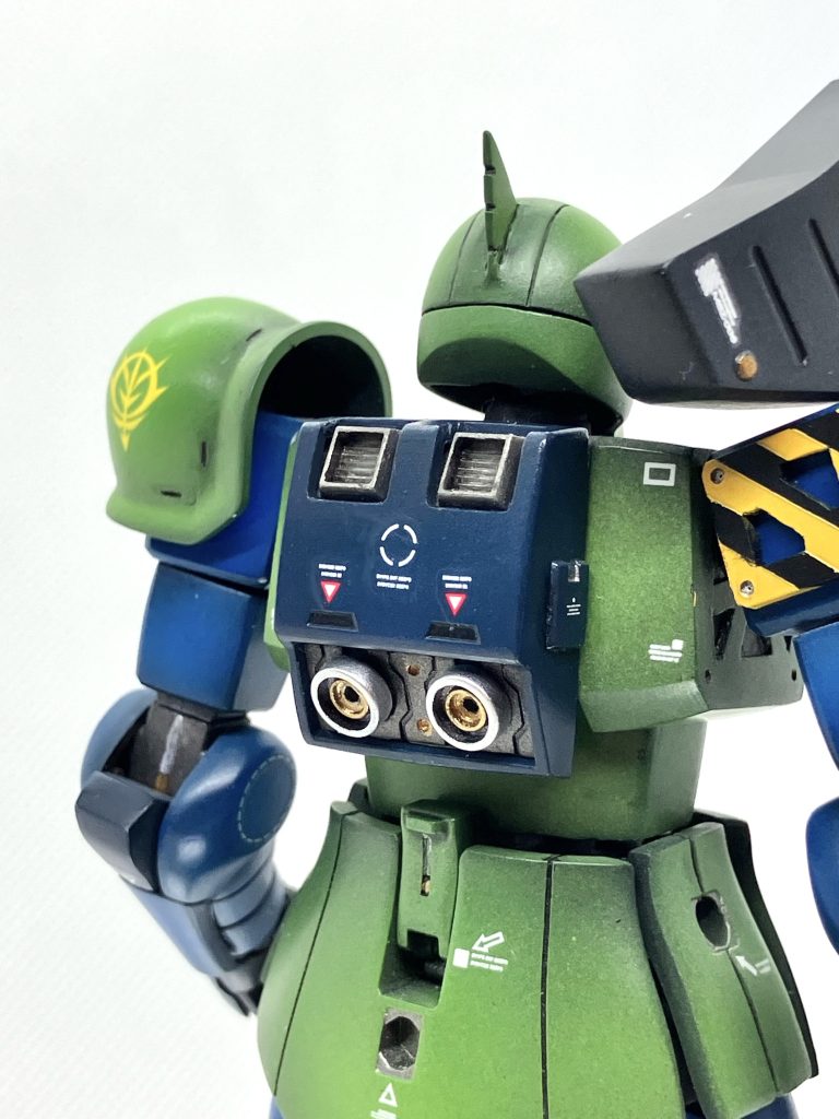 バーニアはコトブキヤの薄型のものに変更。上部にはウェーブの角ダクトを取り付け。