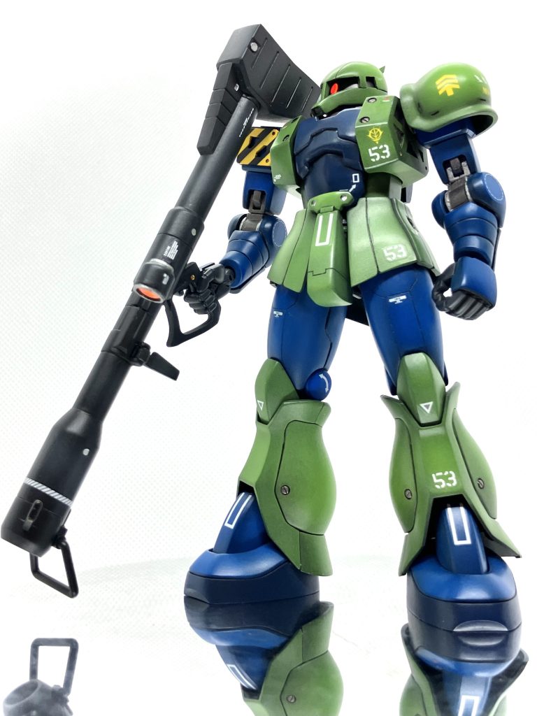 パイロットの愛機はドムなのですが、ア・バオア・クーの激戦で被弾。急遽作業用として余っていた旧式で出撃するという設定。ということで武装はドムから拝借したジャイアントバズ。華奢な旧ザクが持つと無骨さが際立っていいですね。スコープにはHアイズを仕込んでいます。