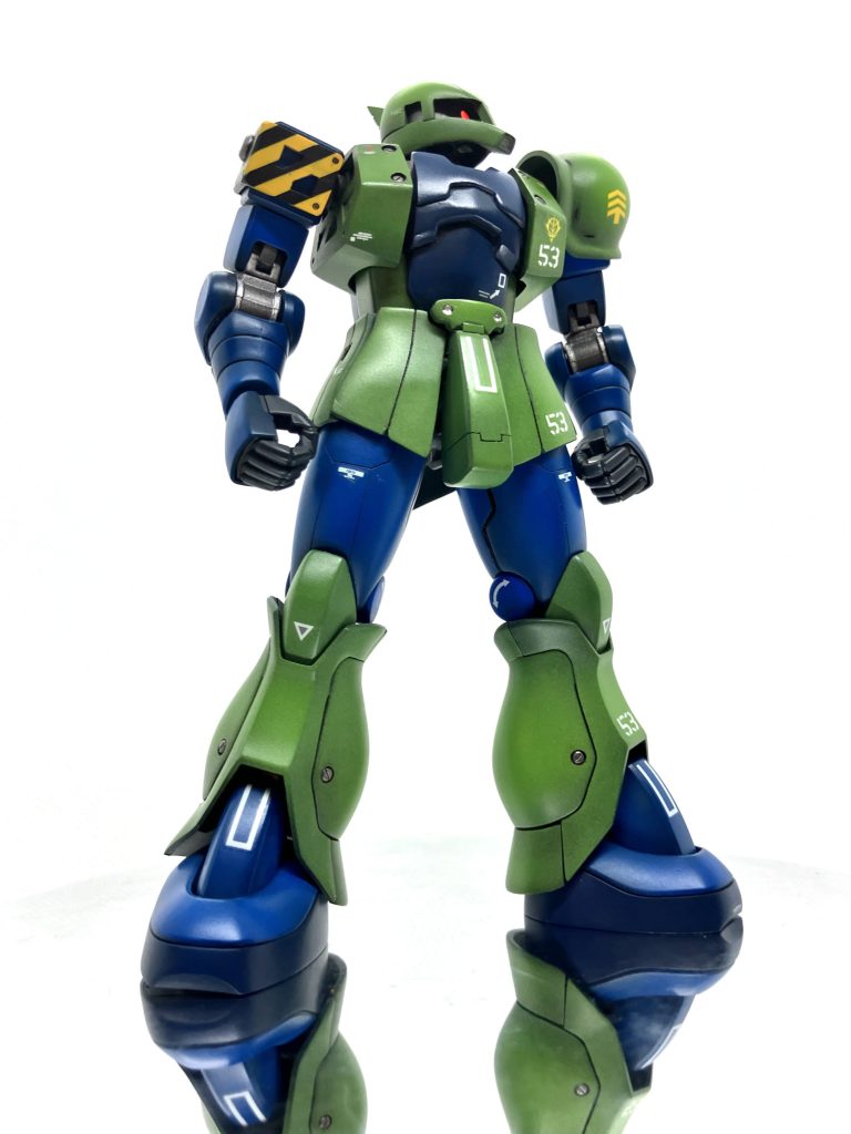 カラーレシピです。青は、MSライトブルーで黒立ち上げの後クリアブルーとクリアを6:4で混ぜたものを吹いて深みを出しました。緑は、ルマングリーン(60%)キアライエロー(20%)+暗緑色(20%)+黒(少量)+白(少量)で黒立ち上げの後、ルマングリーンとキアライエローと白の割合を増やしたもので明るい部分をさらに立ち上げています。最後にクリアを吹いて光沢を出しました。塗面を光沢にしたのはデカールのためで、トップコートはスーパースムースクリア。結構吹いたのですが、光沢よりの半光沢くらいになりました😅