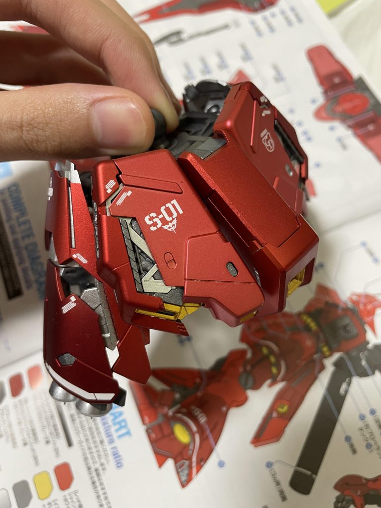 フレームの塗り分けはガイアノーツのEXシルバーやスターブライトゴールド、サーフェイサーevoガンメタを使用しました。