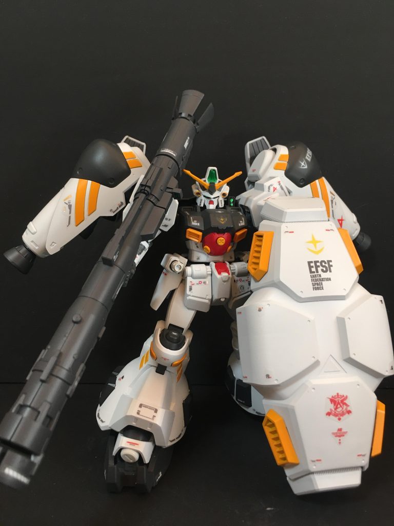 GP02はリックディアスに繋がる機体ということで、両肩はリックディアス用に変更しつつ、フレキシブル・スラスター・バインダーは両肩ではなくバックパックに接続させる形としました。ガンダムらしさをUPするために額のダクト？は削り取ってサブカメラに変更しつつ、胸ダクトもジム用に変更しています。