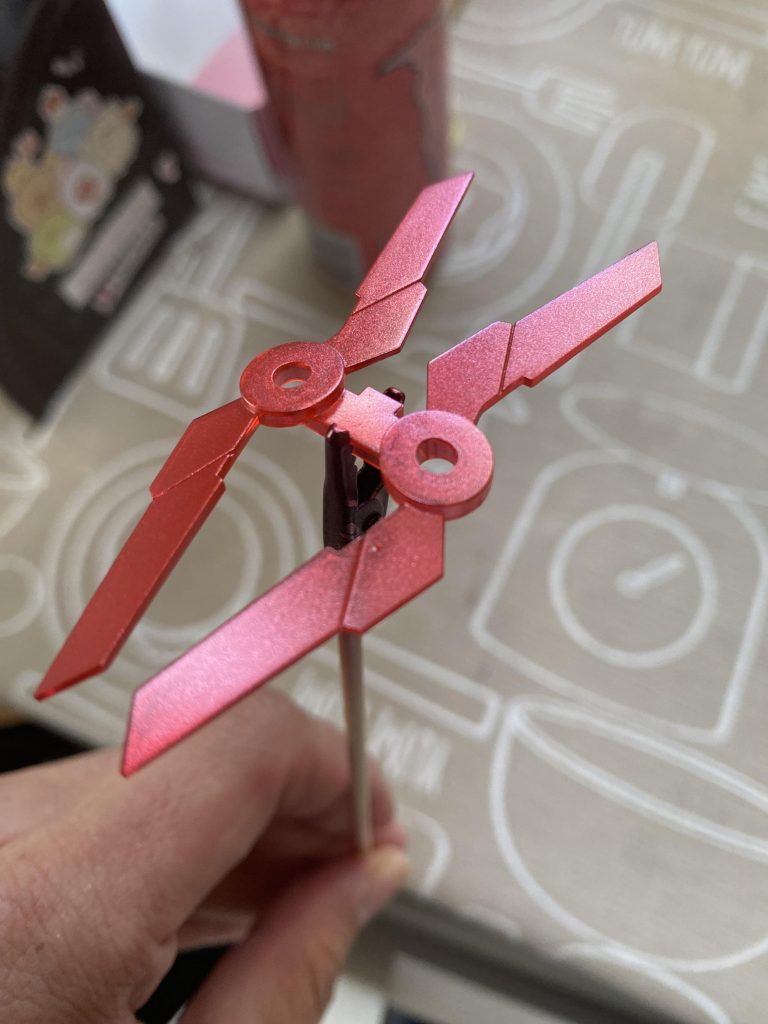 フェネクスの時と同じでスターブライトシルバーを薄く乗せ、クリアルージュを重ねた上にパキッと感を出したくてムーンストーンパールを薄く乗せてあります。