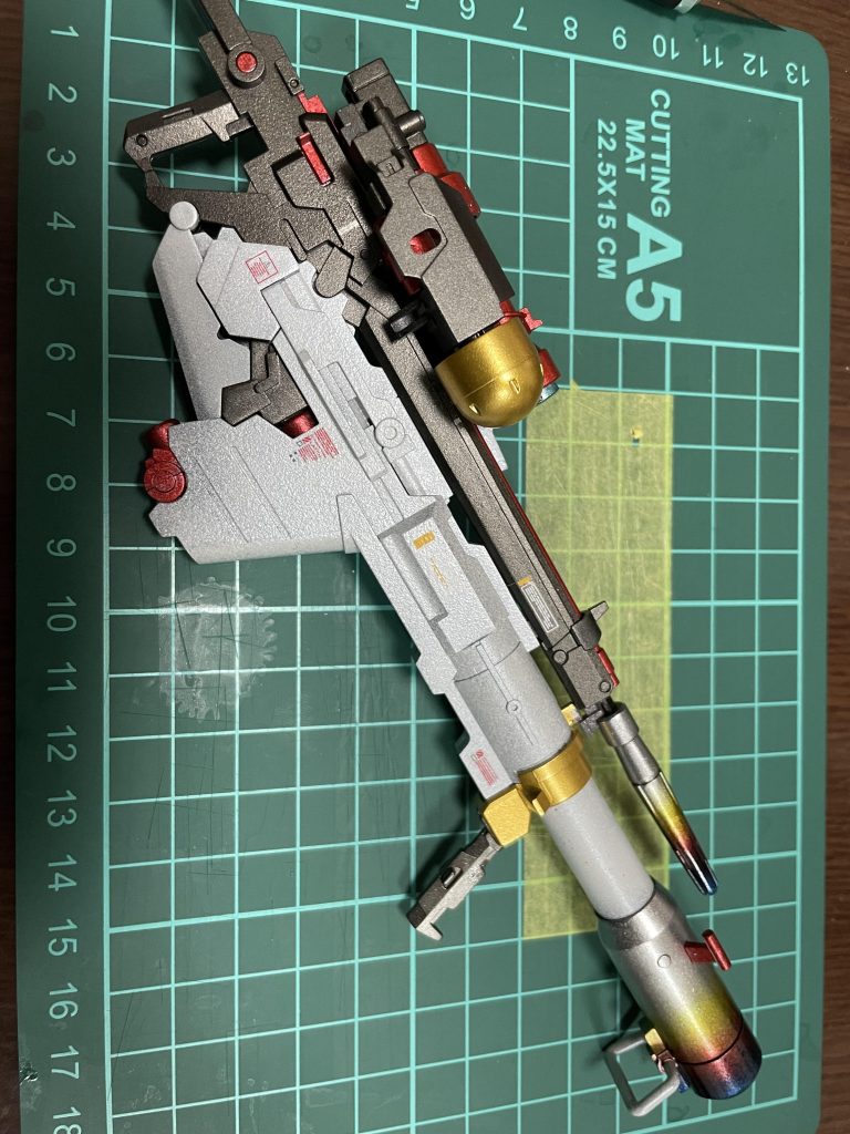 ライフルはライトガンメタ、バズーカはアルティメットホワイトからパールシルバー砲身の先を焼き塗装を施しました。