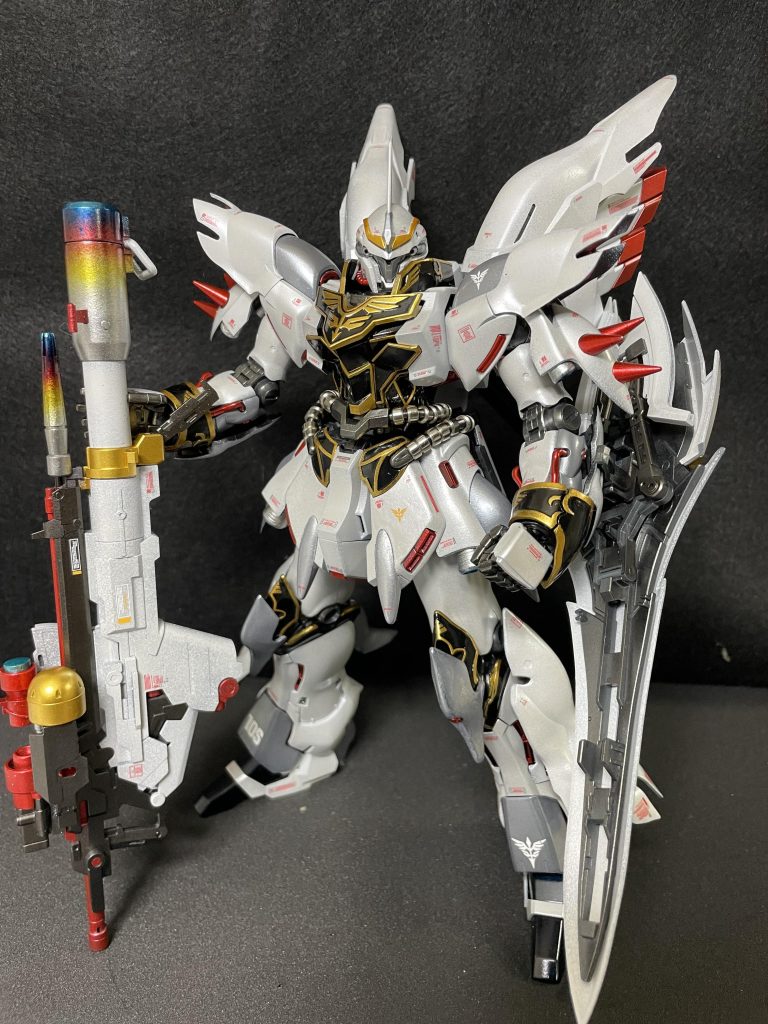 白→アルティメットホワイト→パールシルバー赤→プレミアムレッドパール灰→スチールグレー?が何か→パールシルバー→艶出しフレーム、関節→ライトガンメタエングレービング→スターブライトゴールドプロペラタンク→プリズムブルーブラック全パーツ黒立ち上げから塗装全て艶出しトップコートしております。