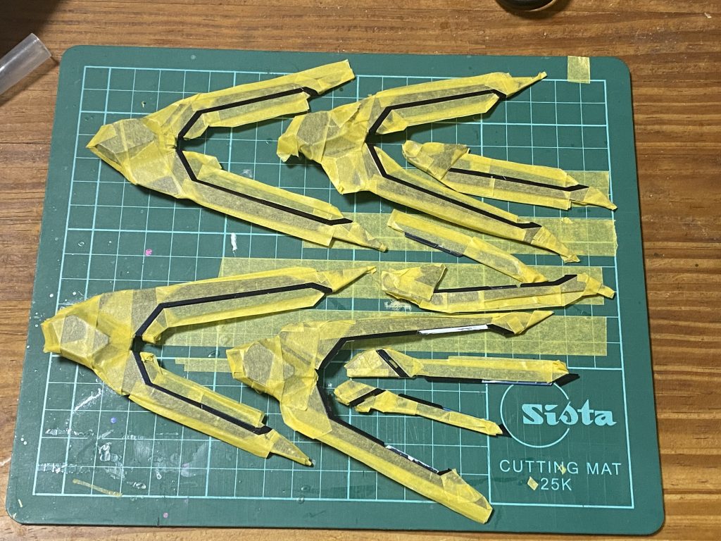 最初は白の線が悪目立ちしているように感じたので、2色の塗り分けにしていましたが、やはり気になって白部分だけシルバーで塗るためにマスキング　ココが1番大変でした