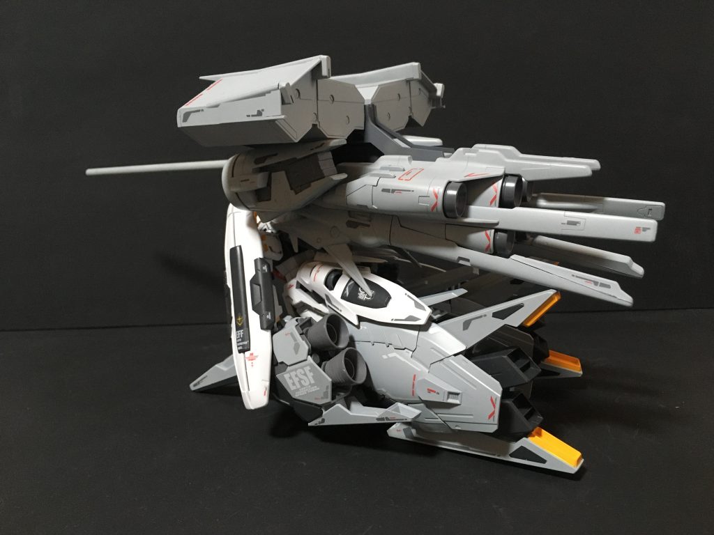 ナラティブガンダムの増加パーツを脚部に装着しつつ、オーキスは1/550 デンドロビウムのパーツを使用しています。