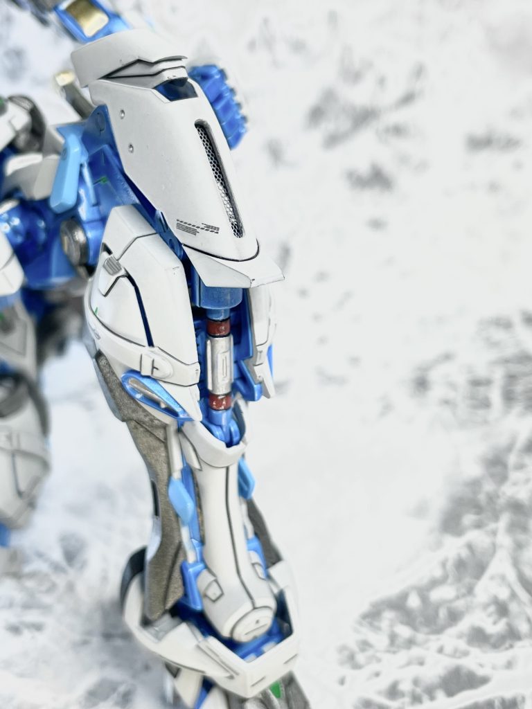 膝前を長穴に肉抜きをし裏からメタルメッシュを貼ってます。他も何箇所か施してます。⇩⇩