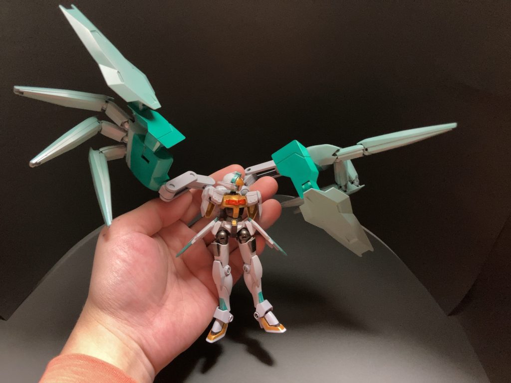 両腕が無い代わりに羽が生えてる斬新な機体でいつも浮遊しています。クレスケンスは最近ストラクチャーアーツから正式にプラモデルが発売されました。先に作り出してたコチラをなんとか完成までこぎつけました💦