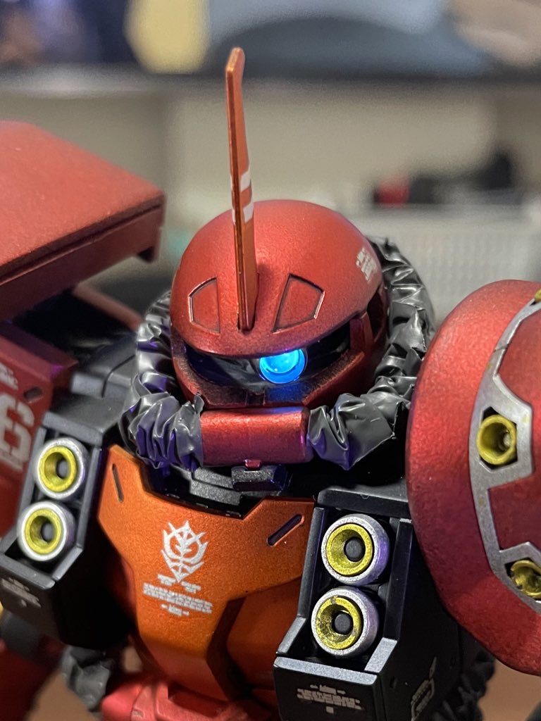 モノアイを蛍光塗料で塗装し発光表現