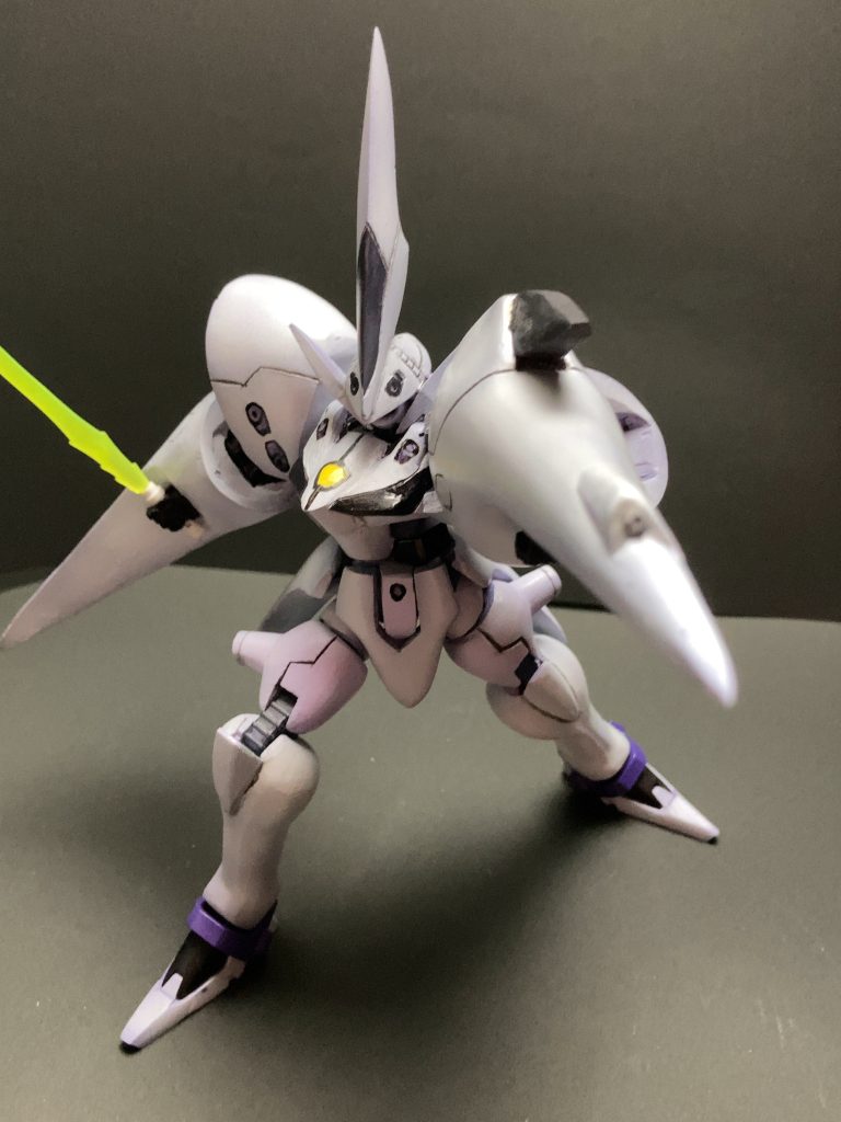 内蔵ビームライフルを構える