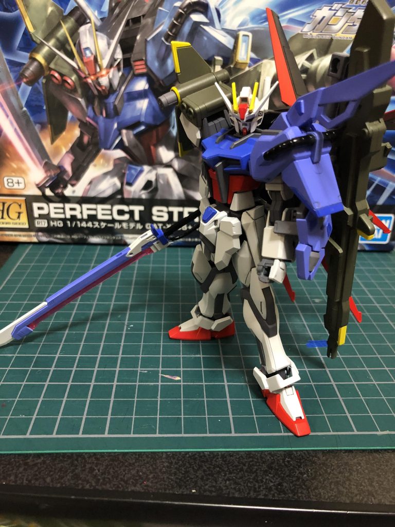 デカール貼る前は自立出来ていたんですけどね汗ちなみに頭部はHGCEで腰アーマーはエクシードギャラクシーですが気にしないです。