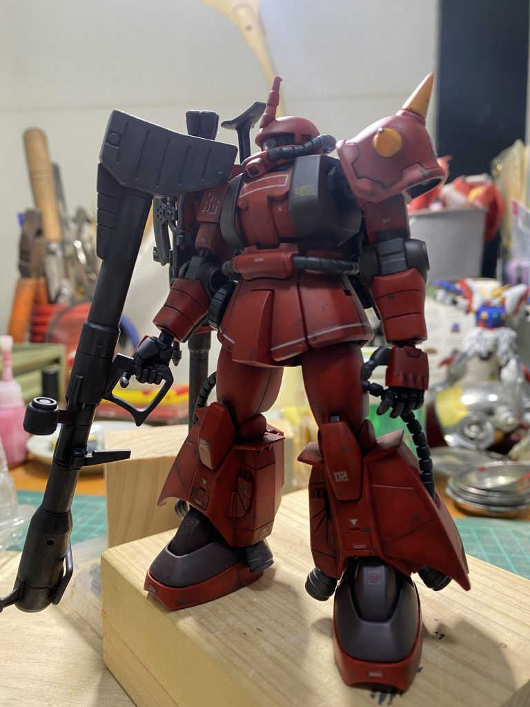 頭部はモノアイ可動式にしメタルパーツを使用、モノアイカバーは透明アクリル板を使いカバーを製作しました。