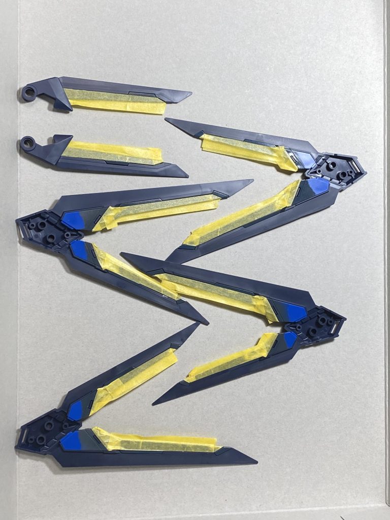 羽根は青い箇所を最初に塗り乾いたらマスキング、組み立ててから白い箇所を塗り、白と青部分をマスキング最後に黒を塗って塗り分け完了おそらく全塗装で再現するには1番簡単なマスキング手順かと思います、黒部分のマスキングをすると相当な手間と時間がかかるので、黒をマスキングしない手順で考えました。