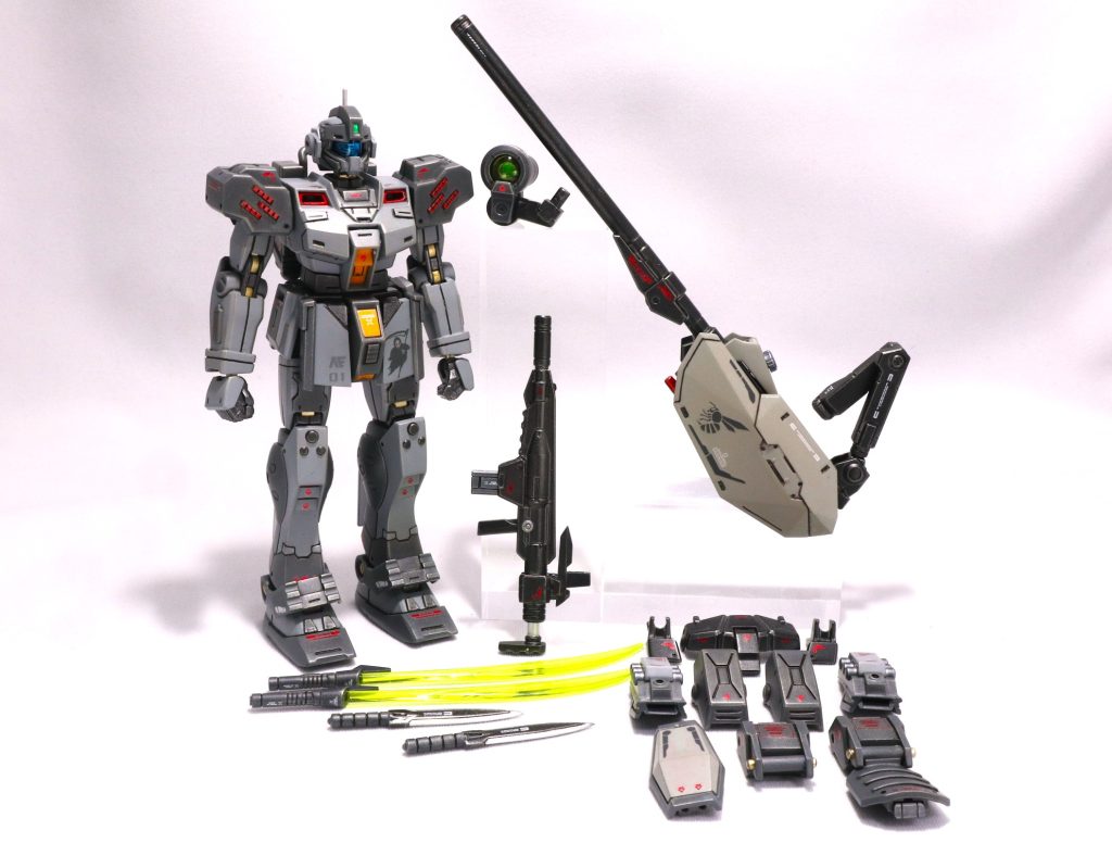 スタティックディスプレイ:武装は、ビームアサルトライフル(ストックの伸縮、マガジン着脱可能)、バックパックに接続するロングレンジビームキャノン「スティンガーキャノン」と索敵兼遠距離攻撃用の光学センサー、ビームサーベルx2 (接続してビーム薙刀としての使用可能)、ヒートナイフx2,3連装グレネードx2と各種武装を装備してます。アーマーは、肩部アーマー、胸部アーマー、頭部横のナイフホルダー兼アーマーx2、膝部アーマー、右腕バックラーシールド(2連装バルカン装備)となります。