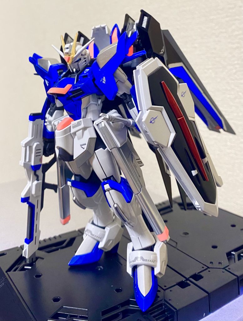 使った蛍光塗料の発色が弱くかなり薄暗い状況でブラックライト照射してやっとそれらしくなります。