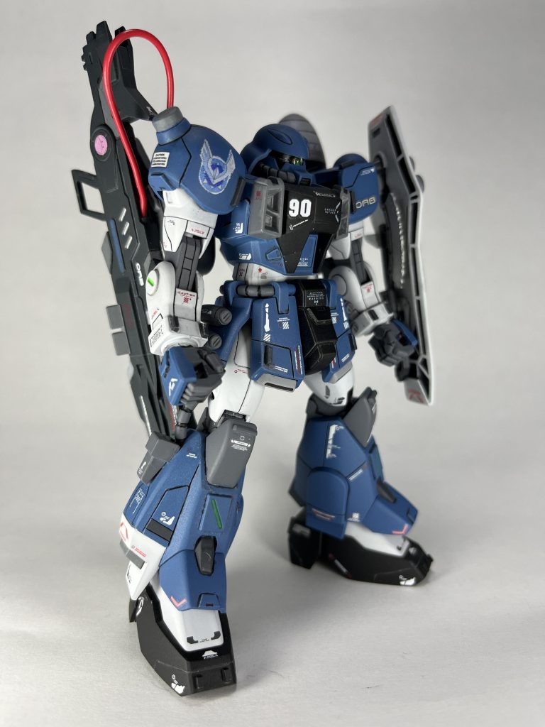 右肩には自作のコンパスエンブレムを貼りました。ELECOMのタトゥーシールがいい仕事してくれました。トップコートで色が滲んだりしないか不安でしたが大丈夫でした。主な改修ポイントとしては①肩及びシールドのスパイクを切り落としディテールアップパーツで蓋。②右ショルダーアーマーの合わせ目消しに伴う後ハメ加工③ヘッドパーツを加工し目つきを悪く④シールド裏にヒートホークを装備⑤その他、コトブキヤのディテールアップパーツなどを追加。