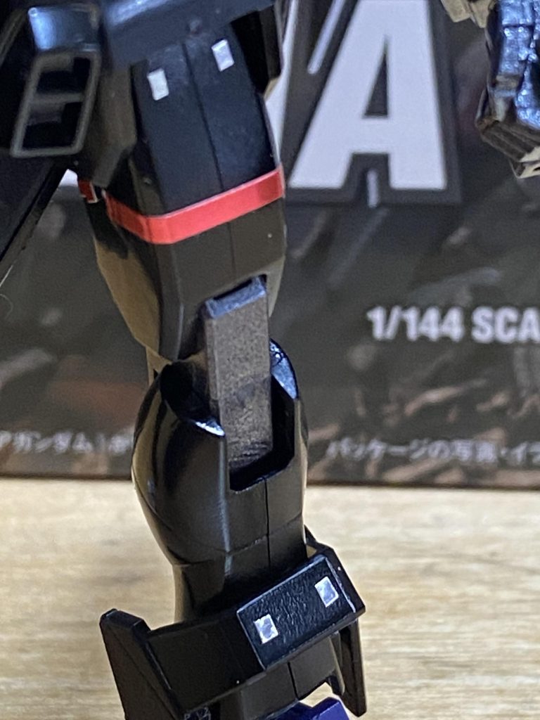 このキット差し替えでMAになるようの部品があるのですが、それは使わないと割り切って、そこに使うはずだったシールとか使いました。右足に識別帯みたいな感じで巻きつけてみました。