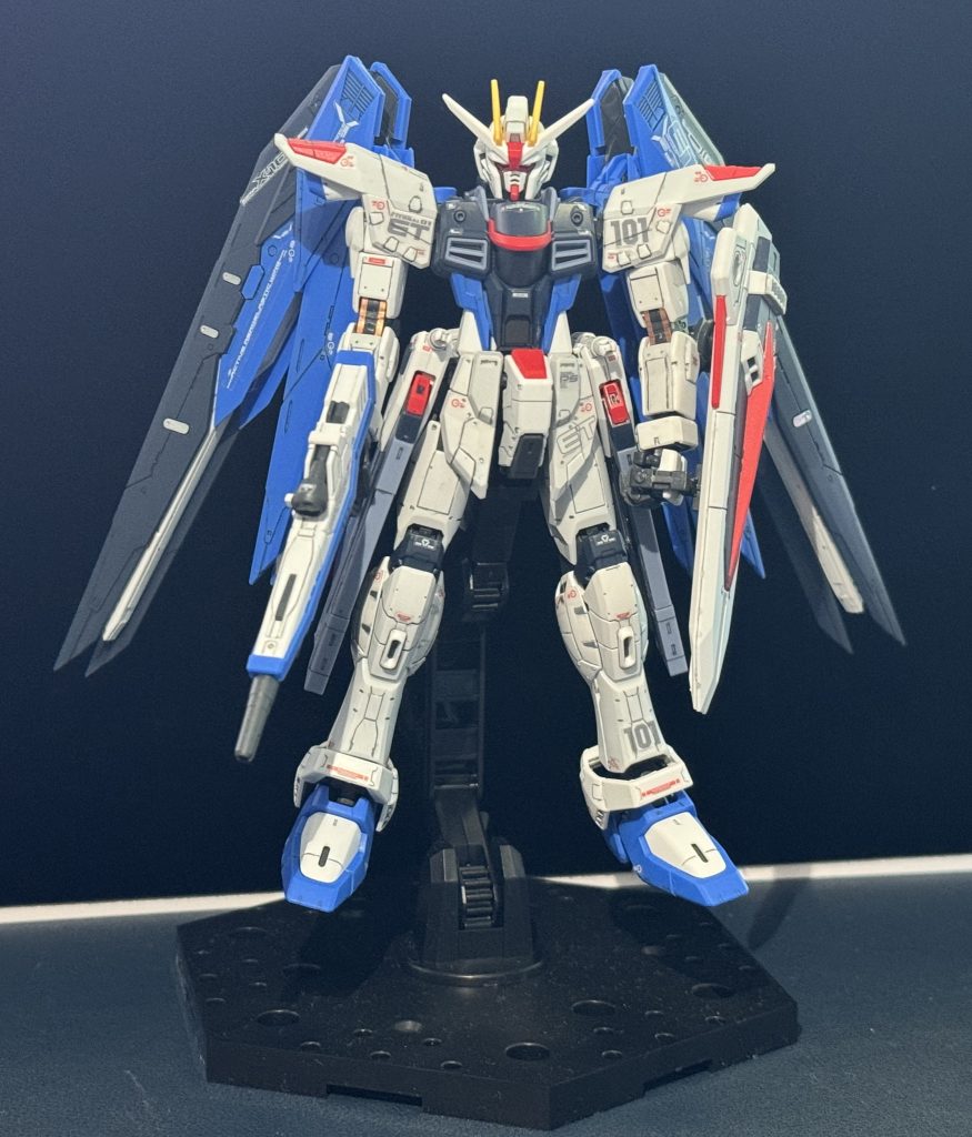 ウイングを閉じた状態。これもかっこいいですね。