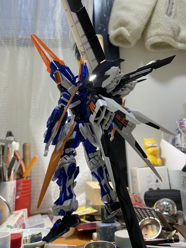 背中のストライカーが重量過多で自立できません。