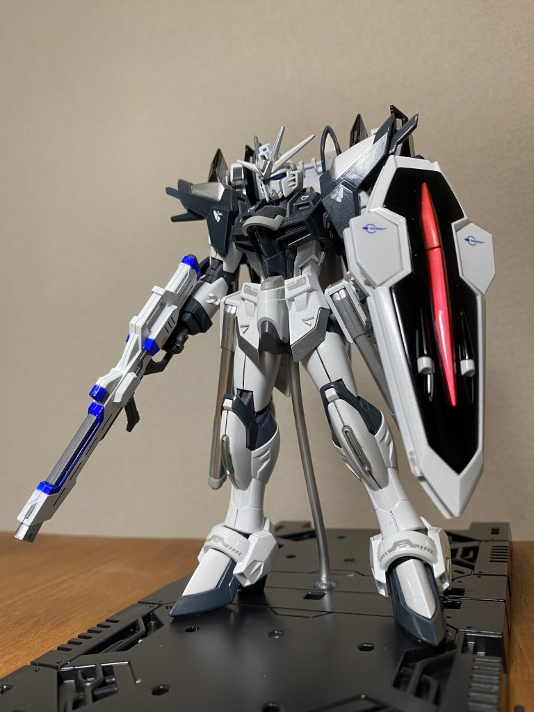 HGライジングフリーダムをディアクティブモードで光沢全塗装、色が変わる部分を蛍光塗料で塗りブラックライトでフェイズシフトダウン→アップを再現しました。同じ手法でストライクガンダムなど制作された方の動画を数年前に見て感動し、いつかやってみたかったのでした。