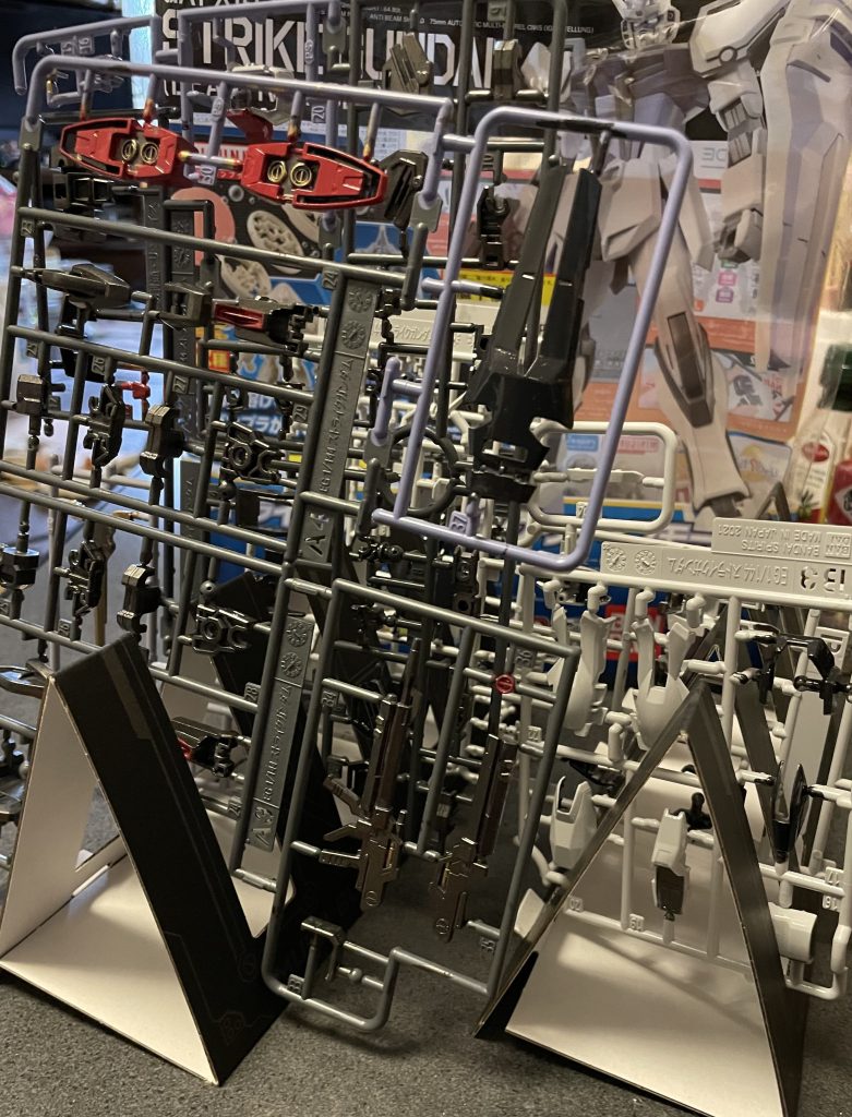 ランナー筆塗り塗装終了後。組み立て前。ランナーで塗ると細かいところに手がはいらないといつか、割と雑wこのあと塗り直しましたけどね。そういうところが多くなるし、ゲート後の修正は必要ですが、EG向けの方法だと思います。