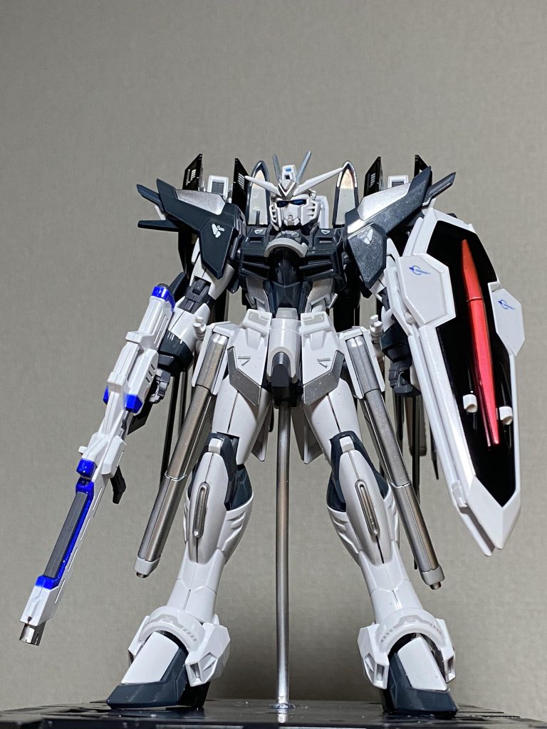 全体に少なくデカールと墨入れしました。ディアクティブモード時に機体が地味になるようデカールも鮮やかな色味を避けました。