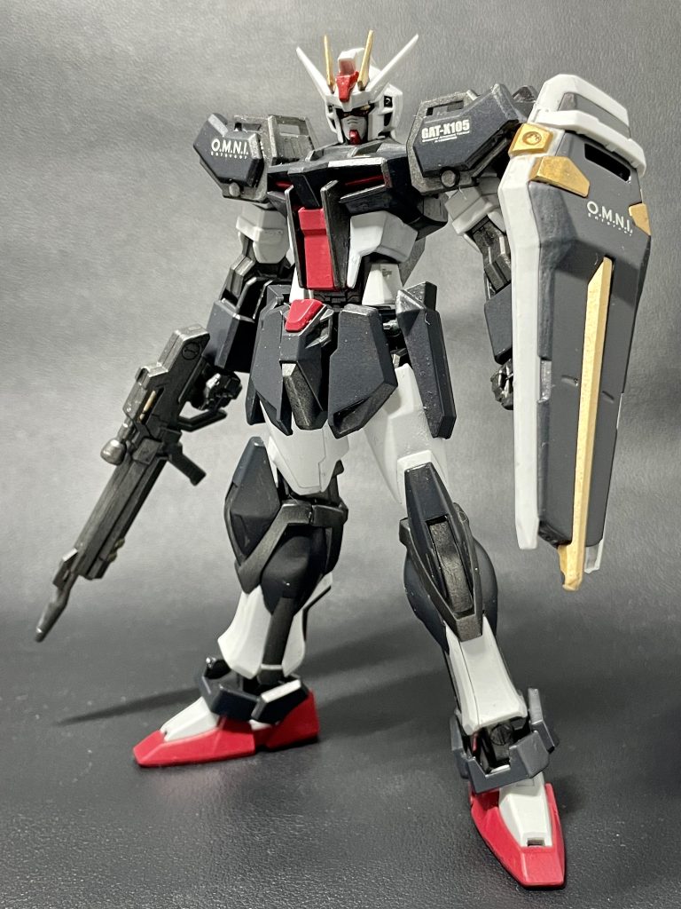 そんなわけで完成。とてもランナー塗装で仕上げたとは思えない。デカールはもっと貼りたかったけど、軒並み古くてボロボロになるので諦めました。艶消し前はなんかボロボロやーと思ったけど、艶消し噴いたら、しっとり落ち着いてカッコよくなってホッとしました。色数が少ないので、胴体上の白は少し色を変えています。ガンダムSEED系のプラモを塗装して仕上げたのははコレクションキットのザクウォーリア以来なので、20年ぶり。ランナー塗装だけでこんなにカッコよくなるとは良い時代ですねぇー。カラーレシピは白:グランプリホワイト胴体上の白: 下地に赤鉄色。グランプリホワイト黒:下地に赤鉄色。グランプリホワイト＋ブラック。隠し味にレッド。赤:グランプリホワイト＋レッド＋オレンジ黄色:下地に赤鉄色。ゴールド。