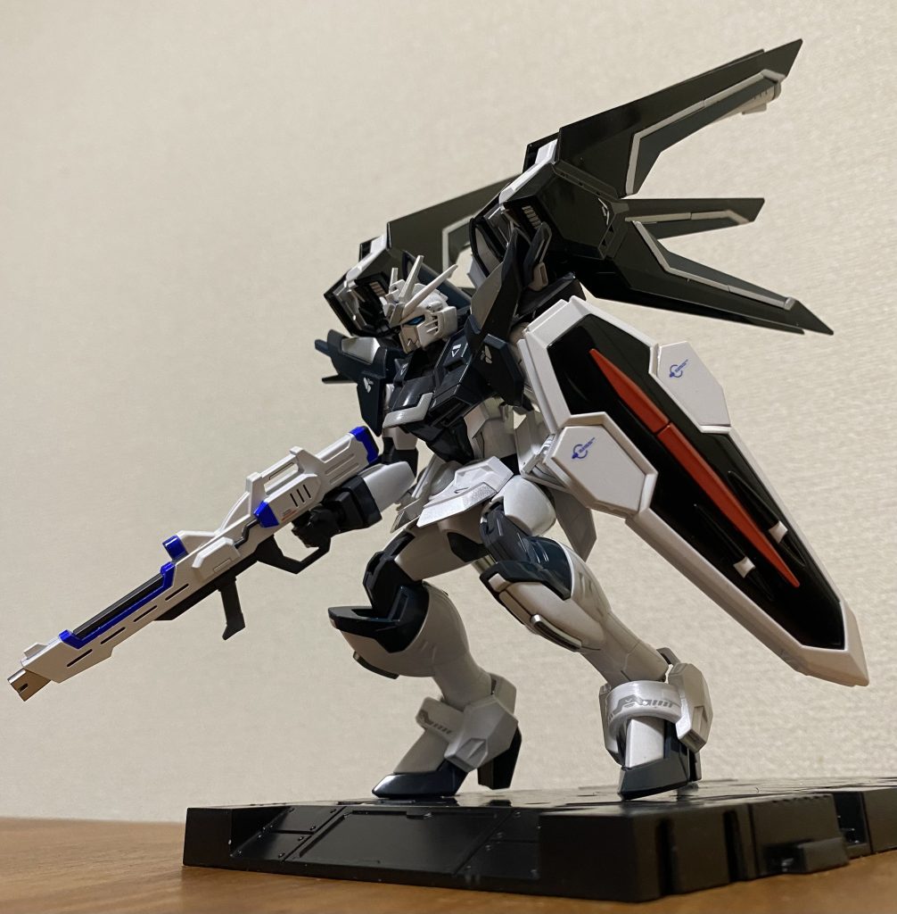 ディアクティブモードでどんなポーズがあうのか、と射出シーンを思い浮かべました。