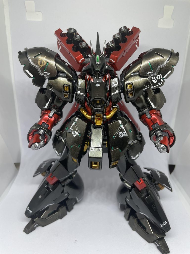 黒パーツの下地にシャンパンゴールド、クロームシルバークリアブラックを重ね塗りしまくりました。赤パーツはプレミアムパールレッド関節、フレームはクロームシルバー、ライトガンメタで塗り分けしてます。