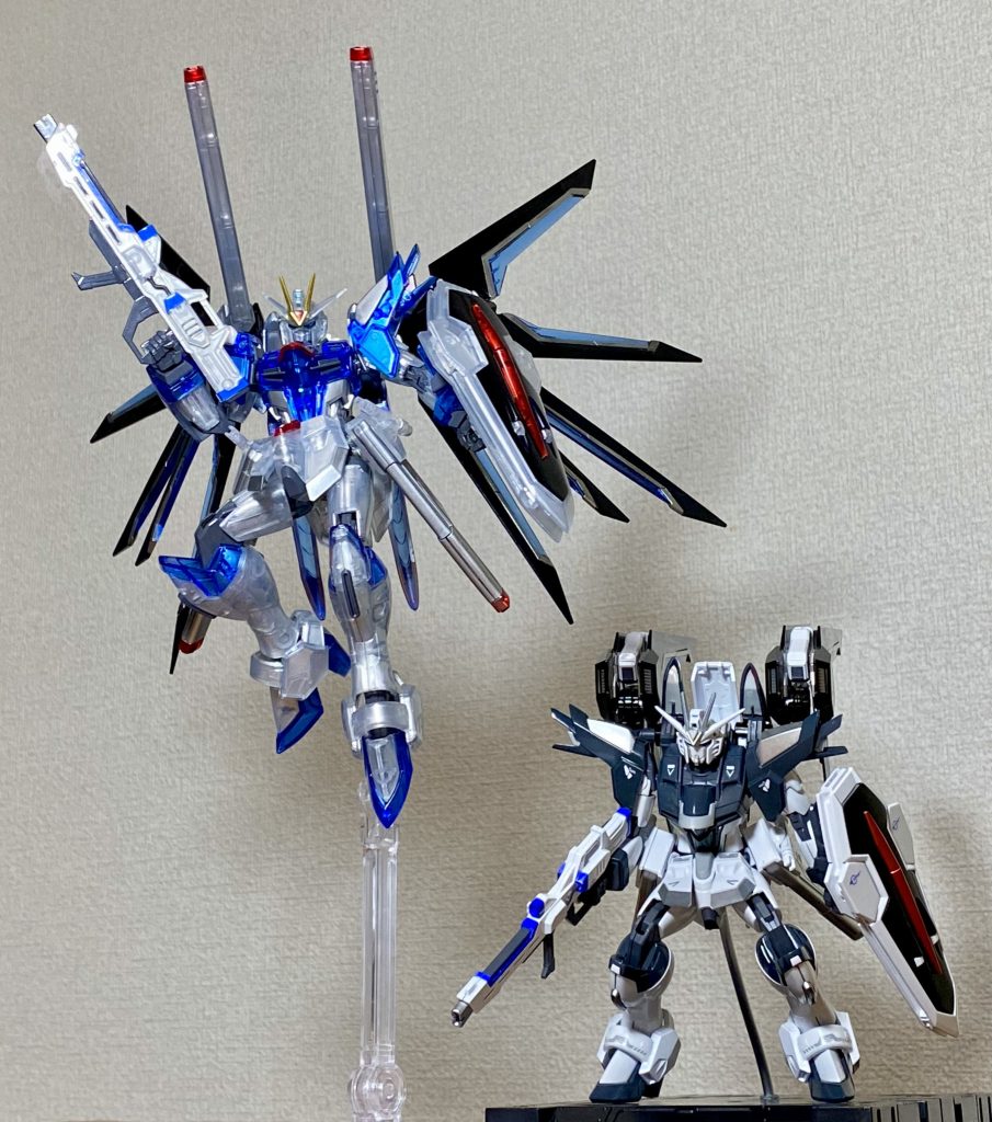 先に出来上がってたクリア版と並べ射出から飛翔展開したようなイメージで撮影