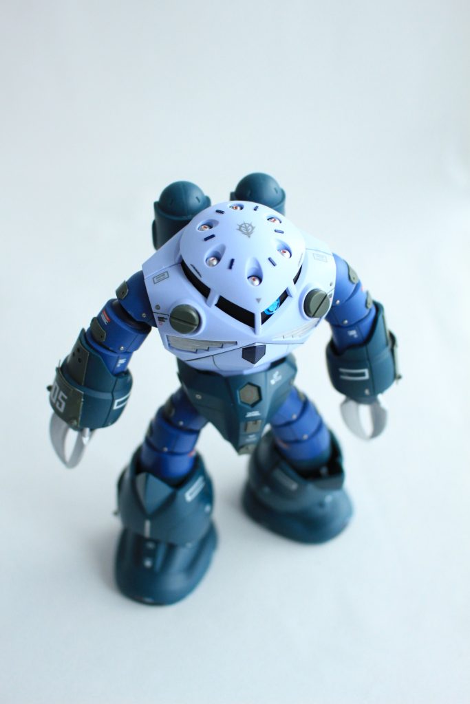 手足の増加装甲はプラバン加工にて。だいぶ慣れてきたけど、もう少しエッジを綺麗に作れるようにしたいものです。腕と足は穴をあけてメタルパーツを埋め込みました。