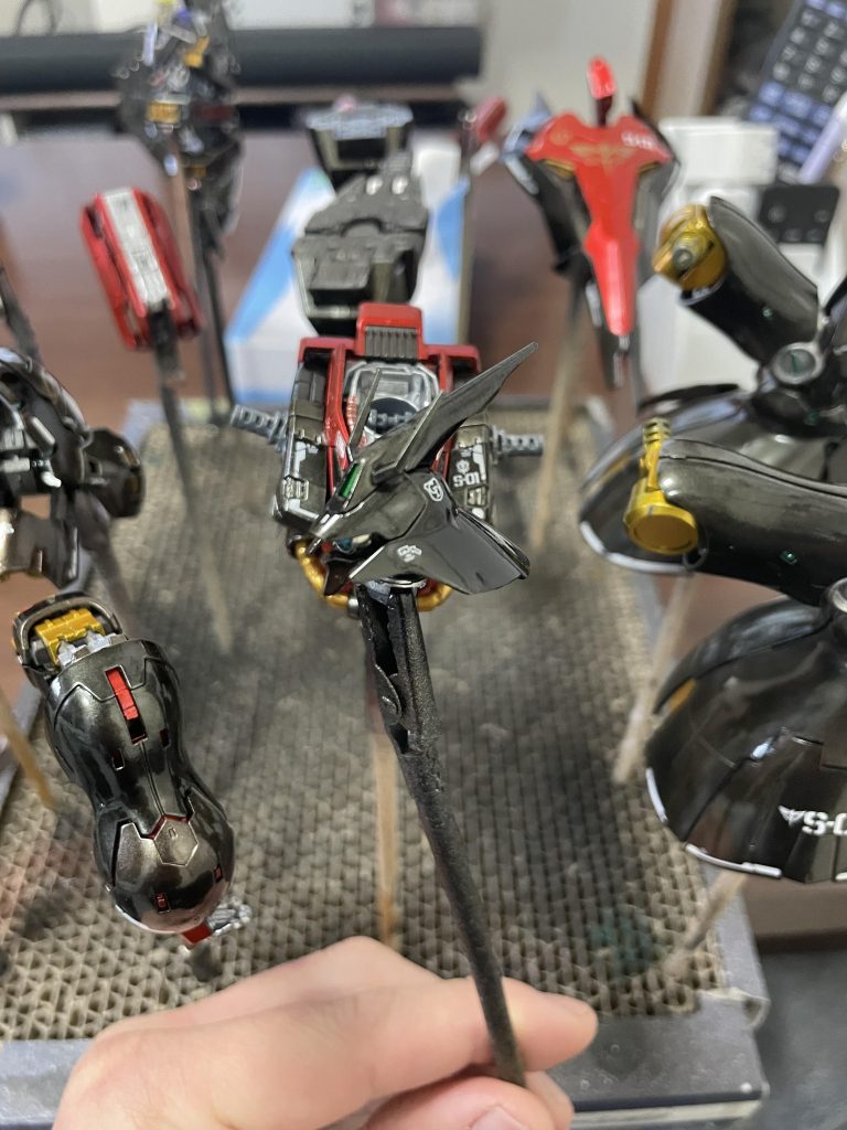 クリアパーツは取っ払いモノアイにメタルパーツを使って眼力アップさせました。