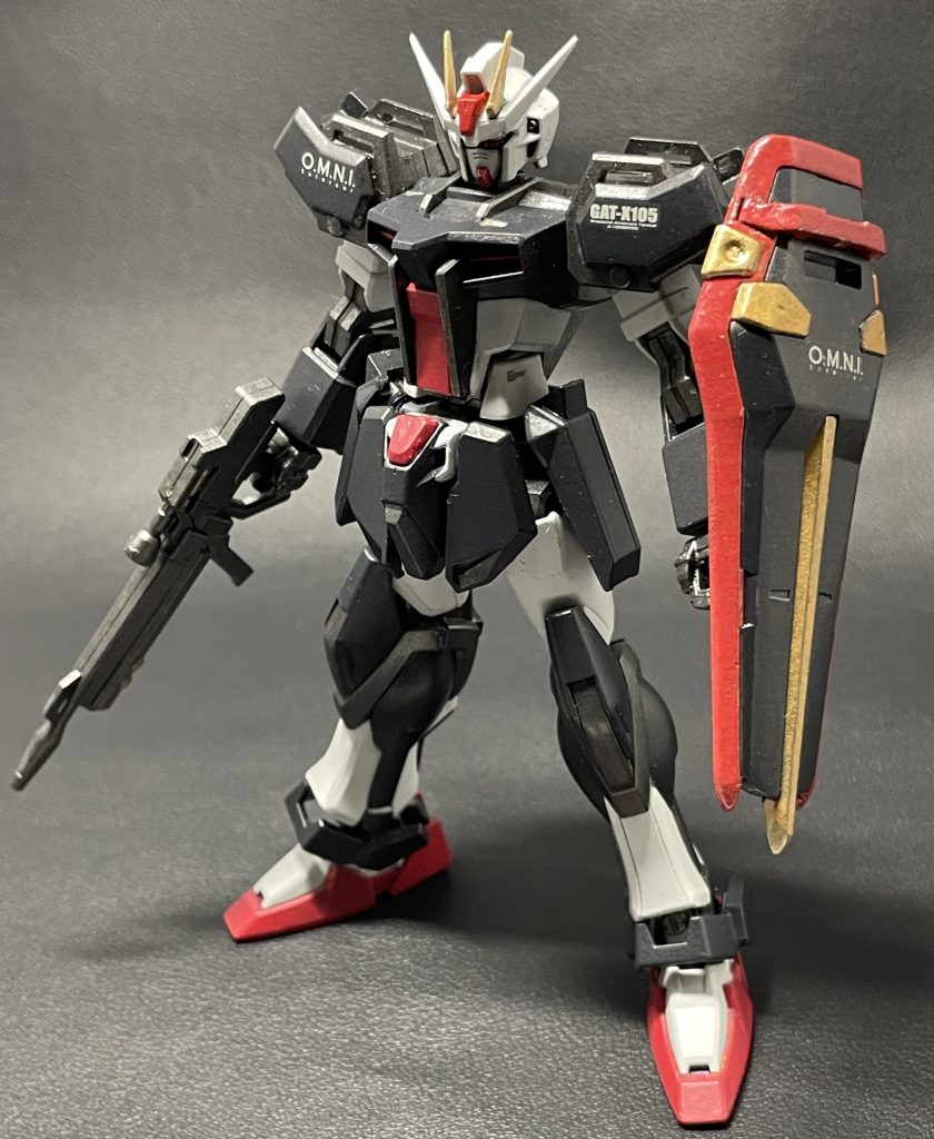 股間に白、シールド縁を赤に変更しました。元の「プロトタイプガンダム」のオリジナル配色と同じにしたところ、締まった印象を受けました。オリジナル元のこの配色は完璧だと思います。