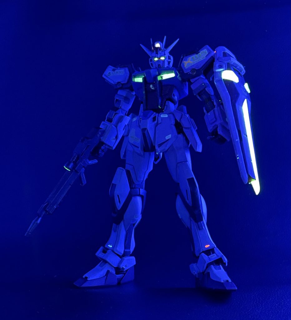 蛍光カラーで光ります。雰囲気が横浜のガンダムっぽくなったかなと。