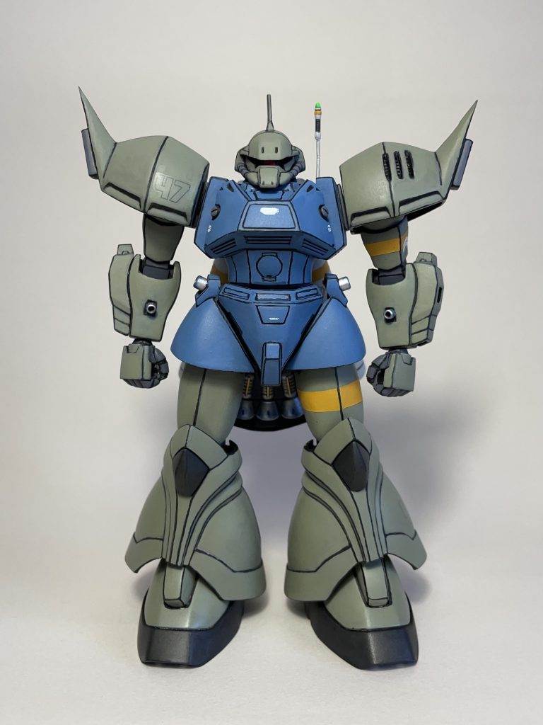 アクリルガッシュの黒を下地に水性ホビーカラーのRLM02グレーとアグリジョンのミディアムブルーを基本色として筆塗りしました。関節部分はタミヤエナメルのダークグレー、膝と足元はエナメルのダークアイアンを使いました。