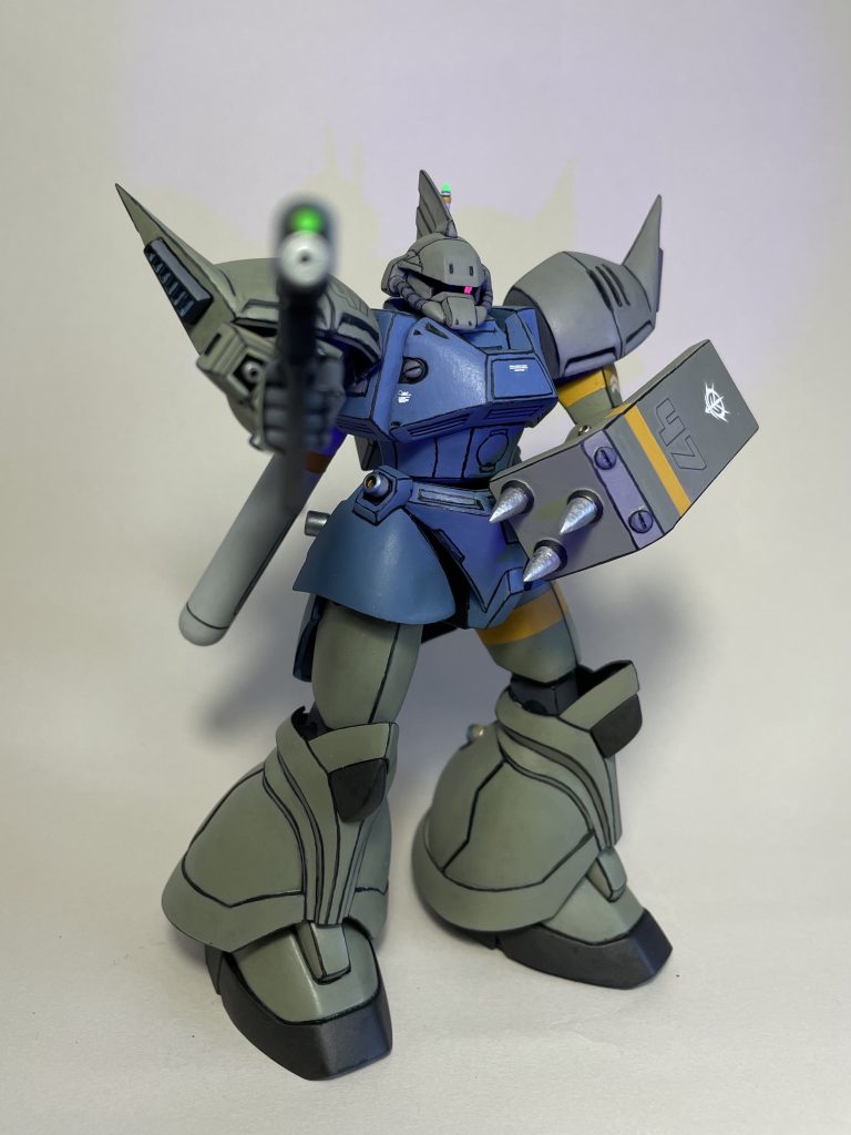 切り離して動きが出るものを作りたいと思い、ダイソーのブロックジョイントやらコトブキヤのジョイントパーツを使いましたが、組んではバラしを繰り返しているうちに股関節パーツが折れてしまいました。真鍮線がなかったので細い釘を用いて修復を行いましたが、多少動かせる程度です。