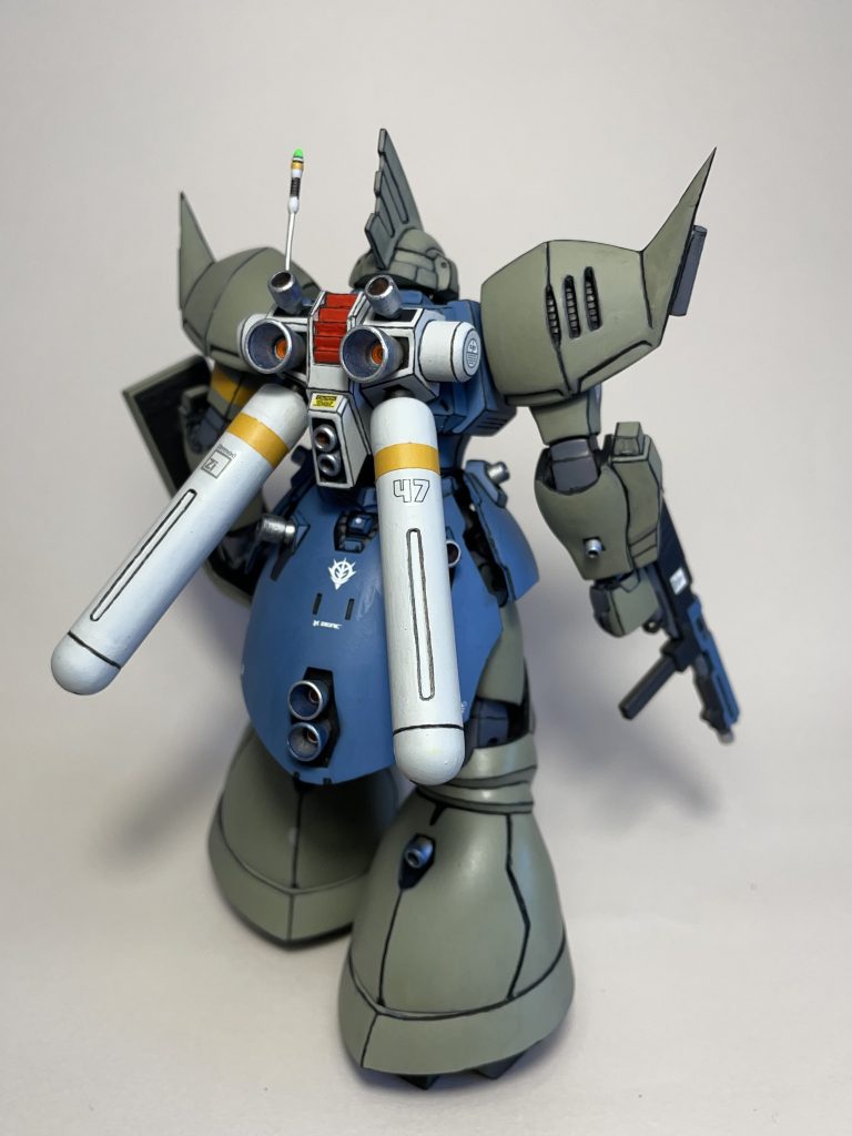 デカールは手持ちのものを組み合わせて貼りました。ゲルググの後設定では、ジオニックとツイマットとMIPのコラボ機体ということなので機体にジオニック、バックパックにツイマットのデカールを貼ってみました。