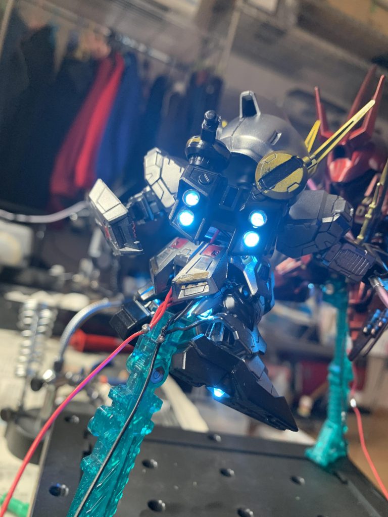νガンダム キャンディ塗装&LED電飾こちらもバックパックと足のスラスターに電飾しました。アイスブルーのLEDはバーニアに良く似合います。サザビー共々メッキシルバーNEXTで塗装しました。