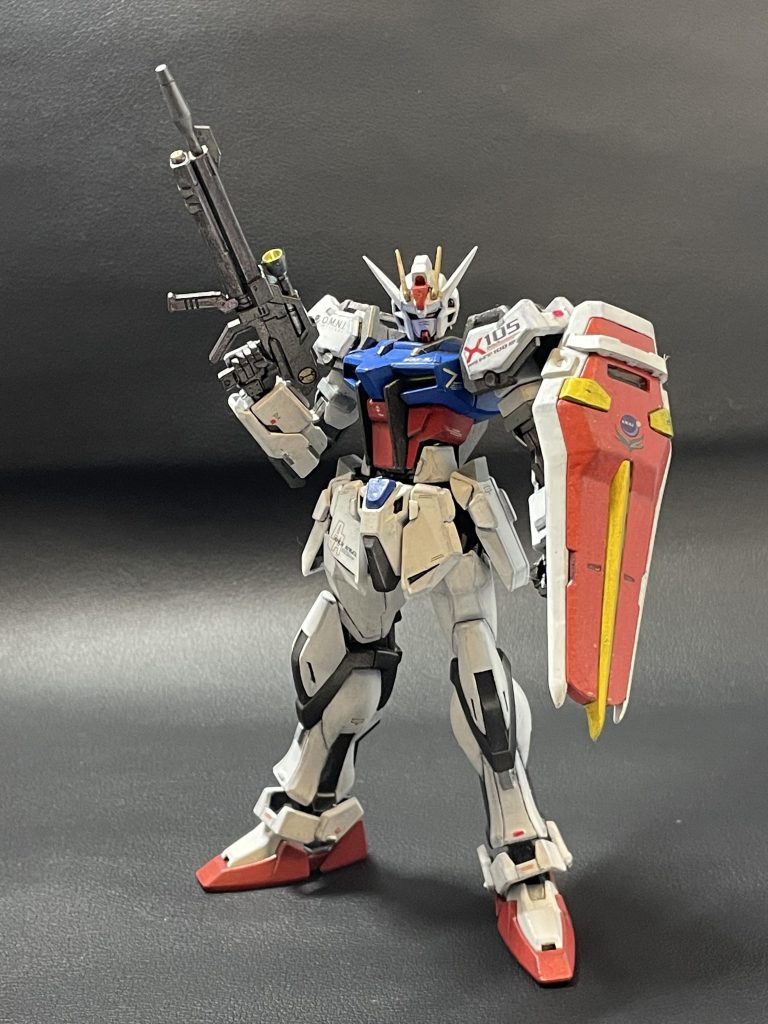 ランナータグでディテールアップ。腕やシールドの黄色部を削り込んでいます。