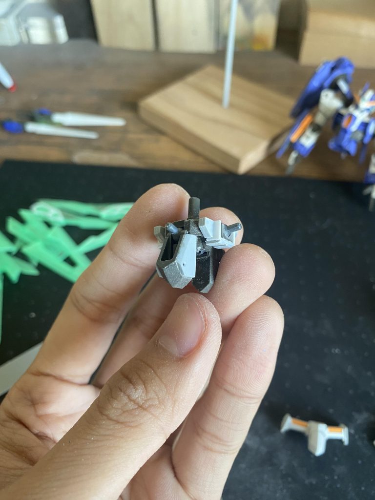 今回一番プラ板を使用した股関節周りは積層跡が残らぬよう意識して表面処理を行い完成後のクオリティーを損なわぬよう工作をしています!