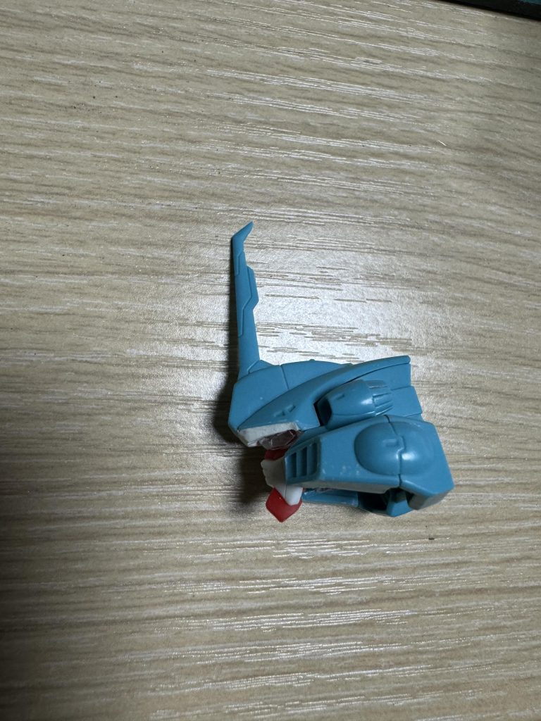 改造中。赤い口の部分は少しカット、頬骨あたりもヤスリで少し削ったGP01の顔を下からグサっと挿しただけです。これだけでも意外とハマってグラグラはしなかったんですが、フェイス部分と兜部分を塗装後に接着しました。目つきを悪くしたかったので日差し部分もパテで盛ってます。この位が私の出来る改造の限界です🤫
