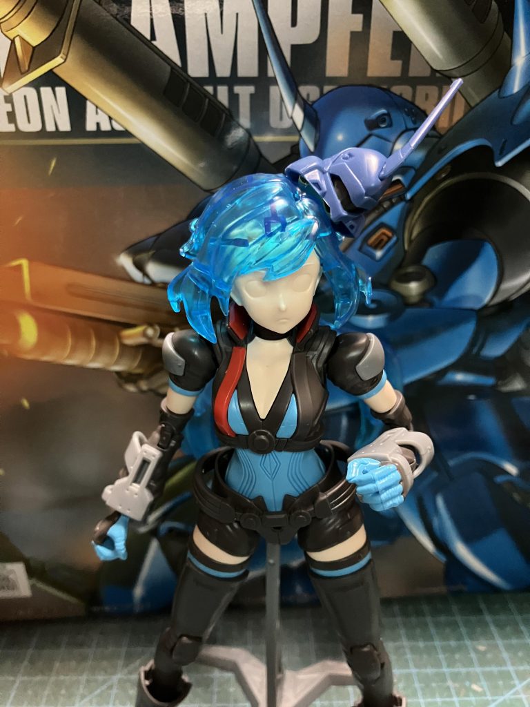 まずは顔のサイズ感の確認です。なんとかなりそう…？ヘルメットに出来なくて可哀想なケンプファー頭を装備してますね。迷走中です